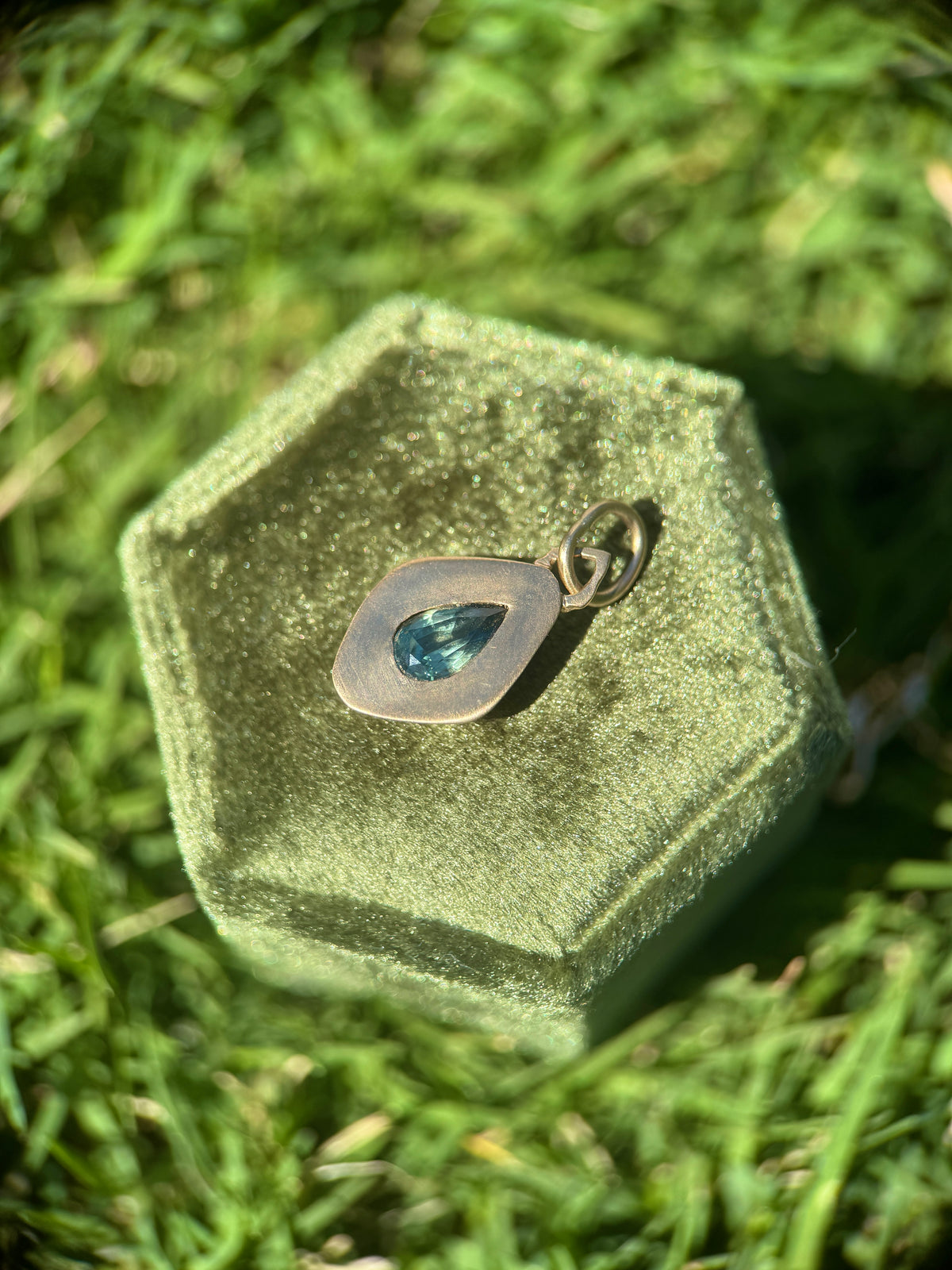 Pear bi-color sapphire latera pendant