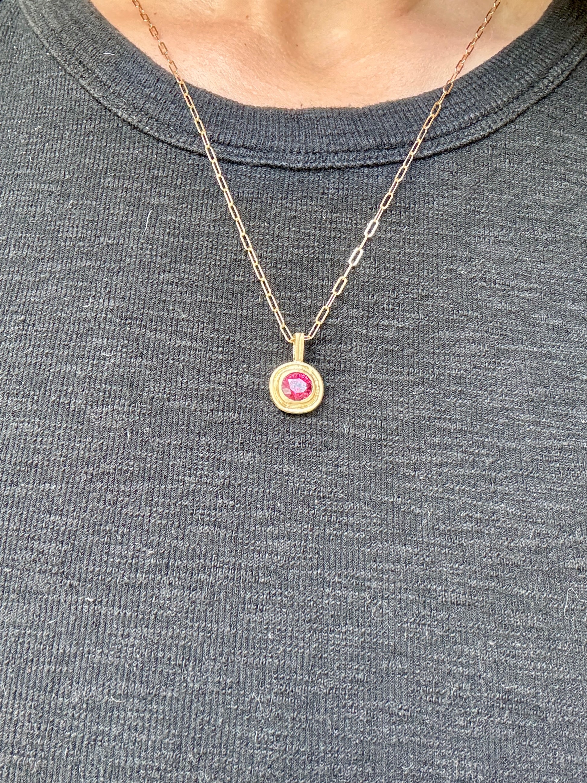 Eterna pendant: oval garnet