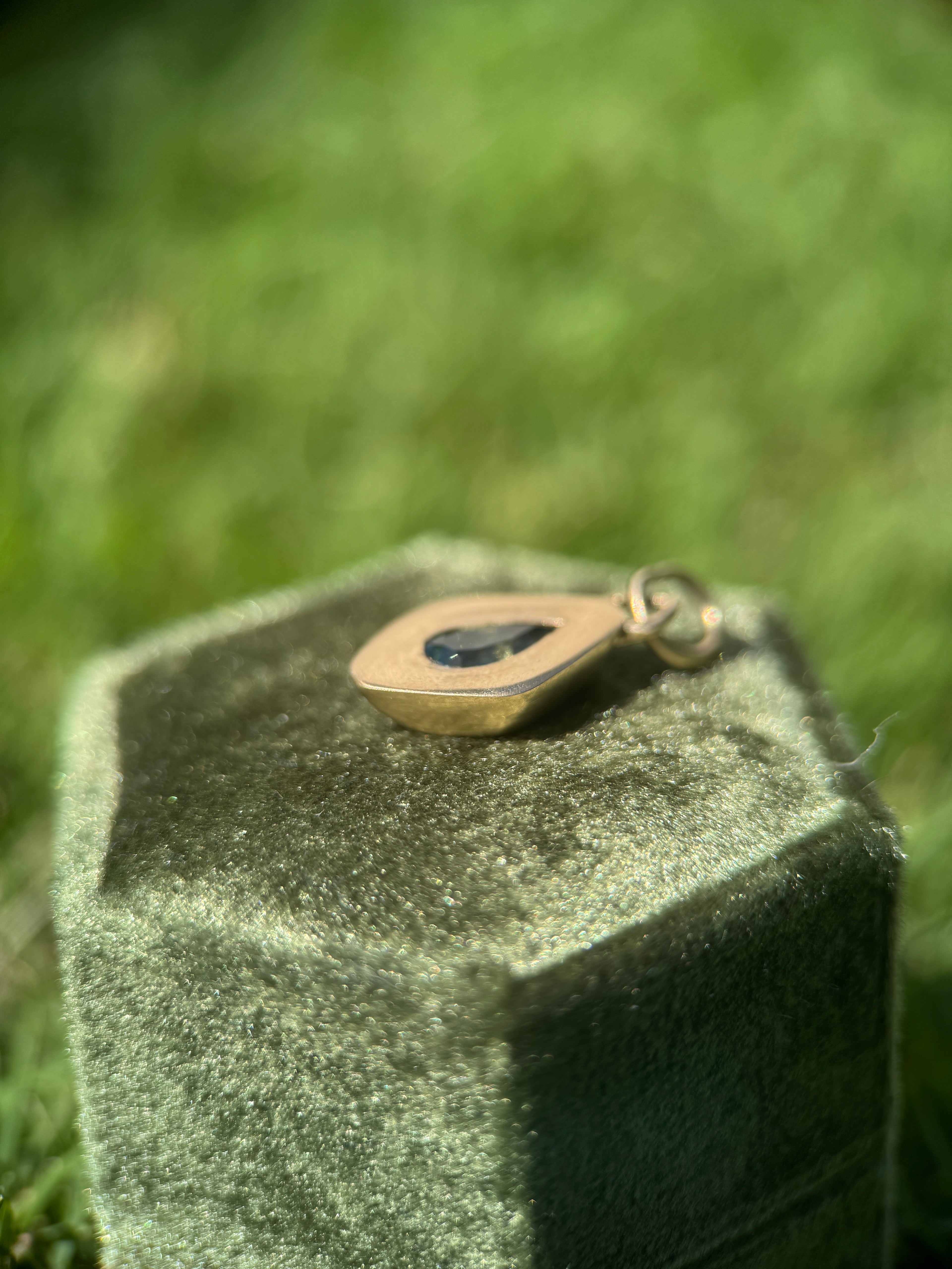 Pear bi-color sapphire latera pendant