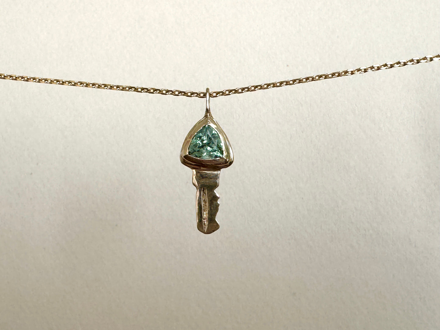 Key pendant: teal sapphire