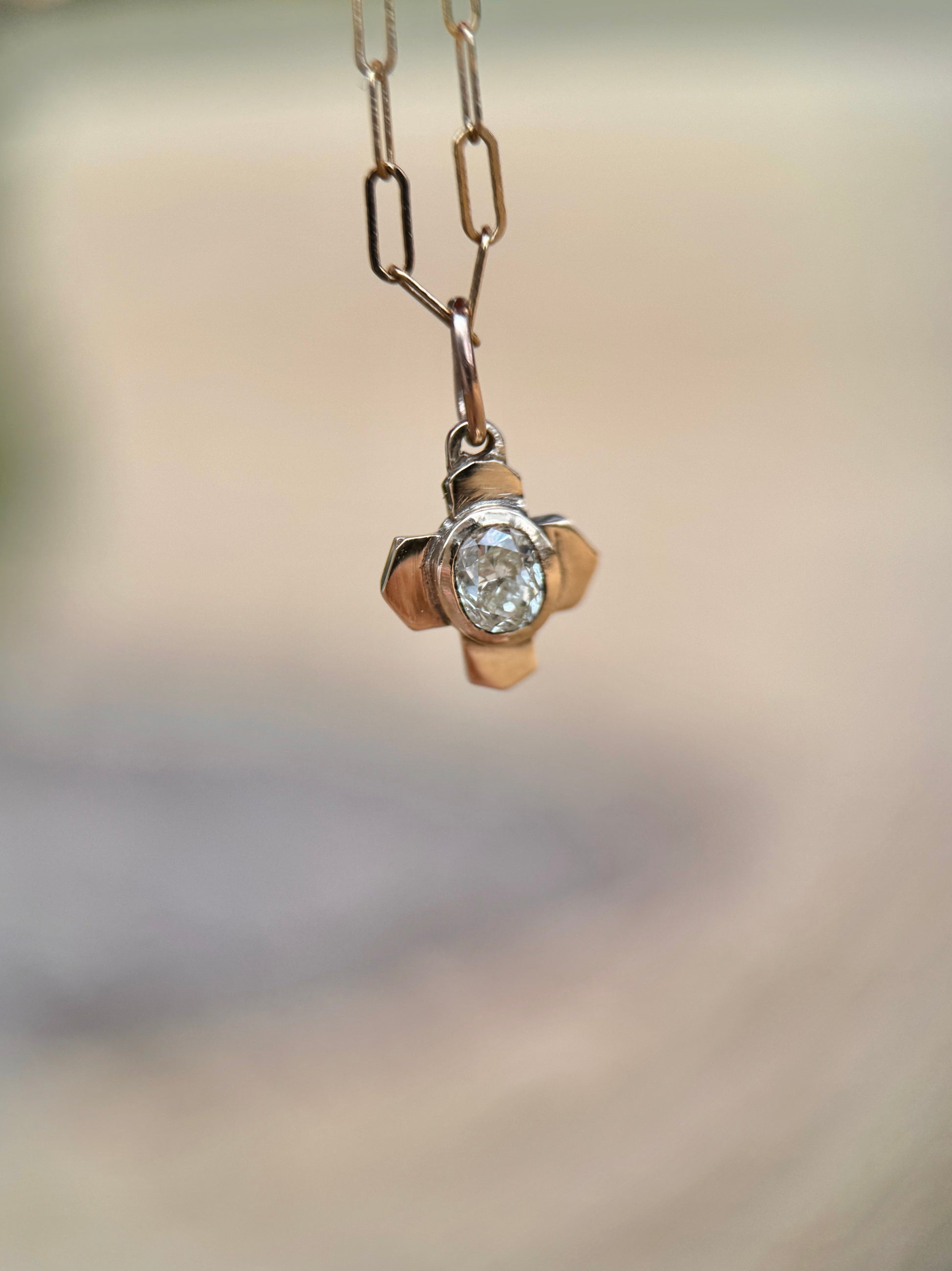 Petra pendant: diamond