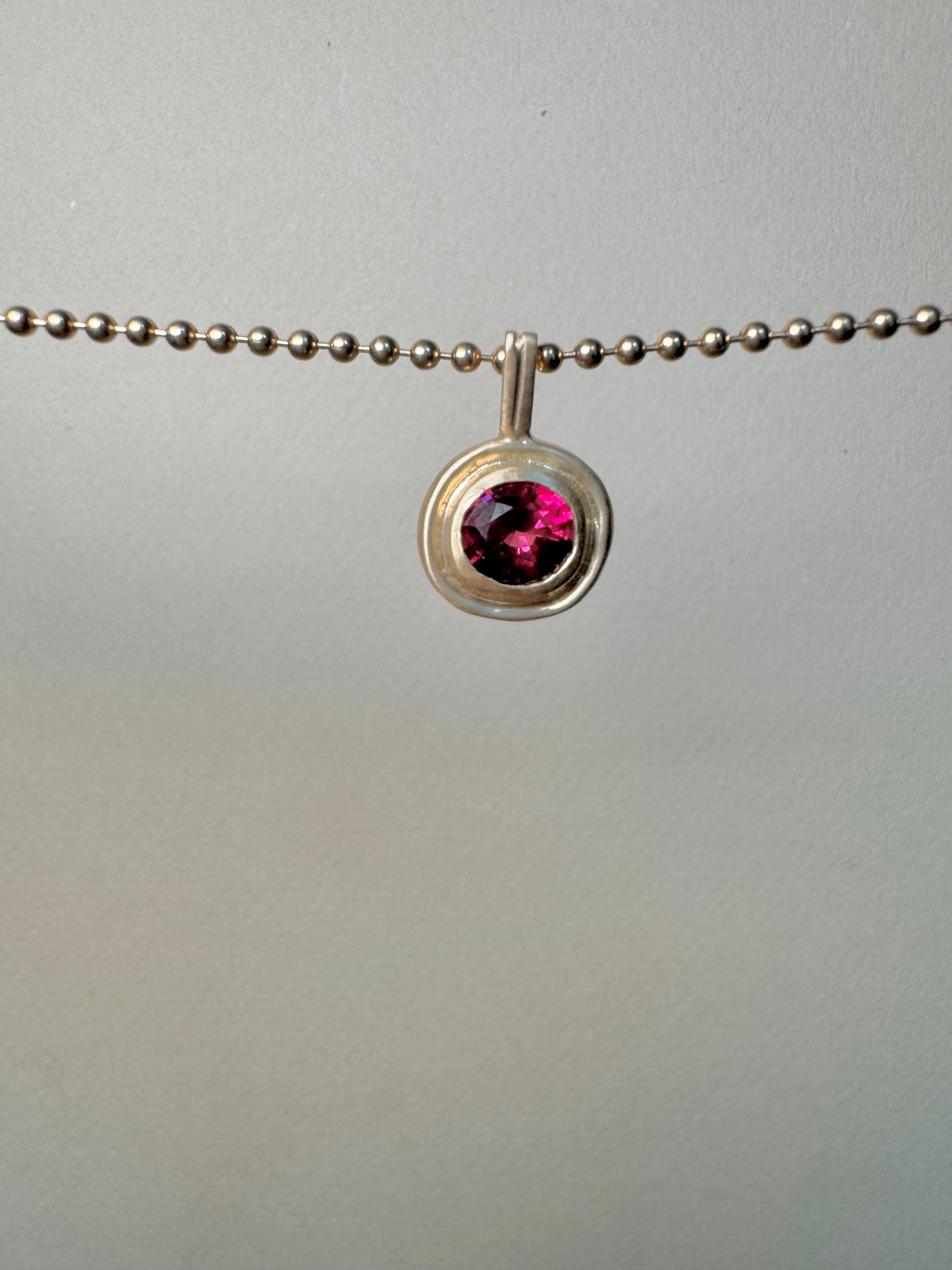 Eterna pendant: oval garnet