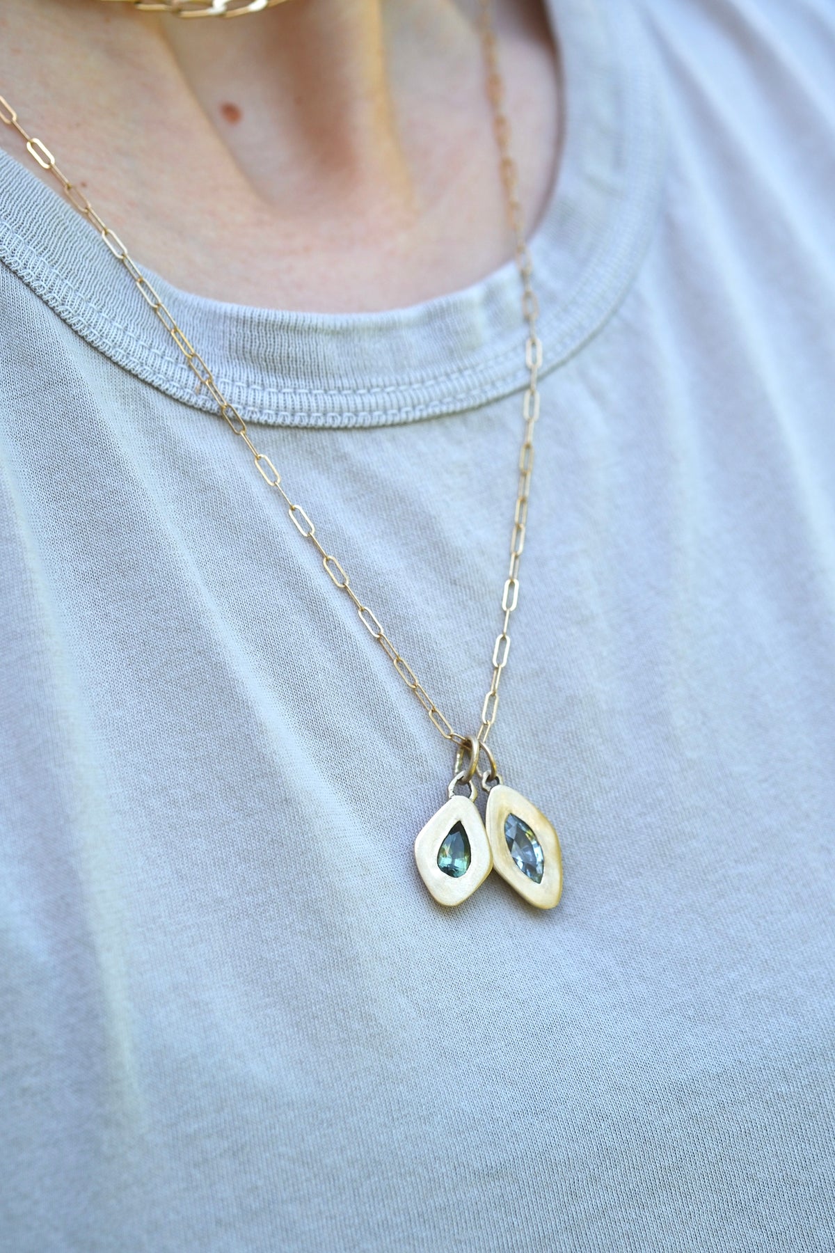 Pear bi-color sapphire latera pendant