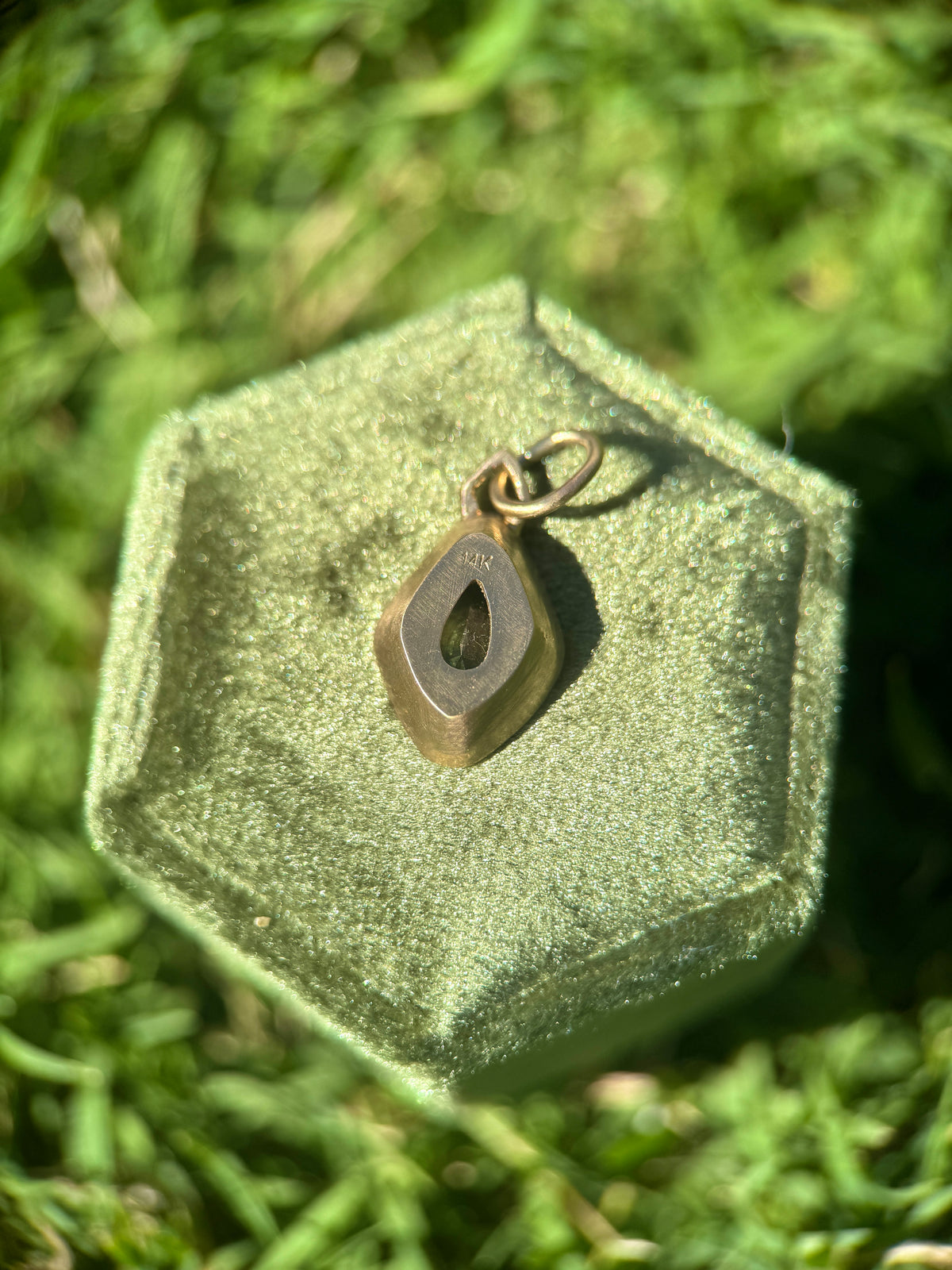 Pear bi-color sapphire latera pendant