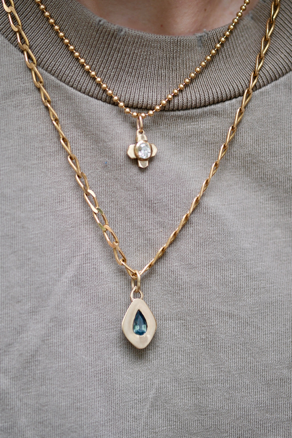Pear bi-color sapphire latera pendant