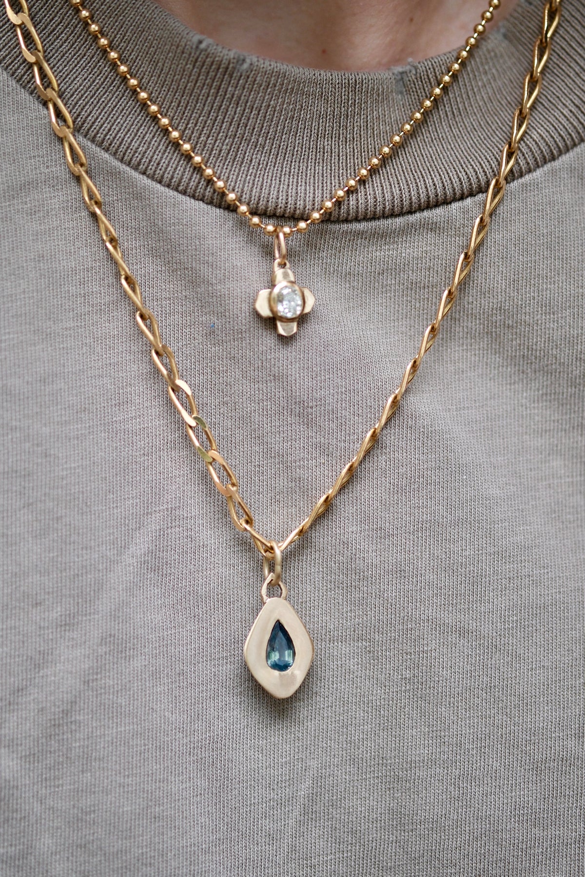 Pear bi-color sapphire latera pendant