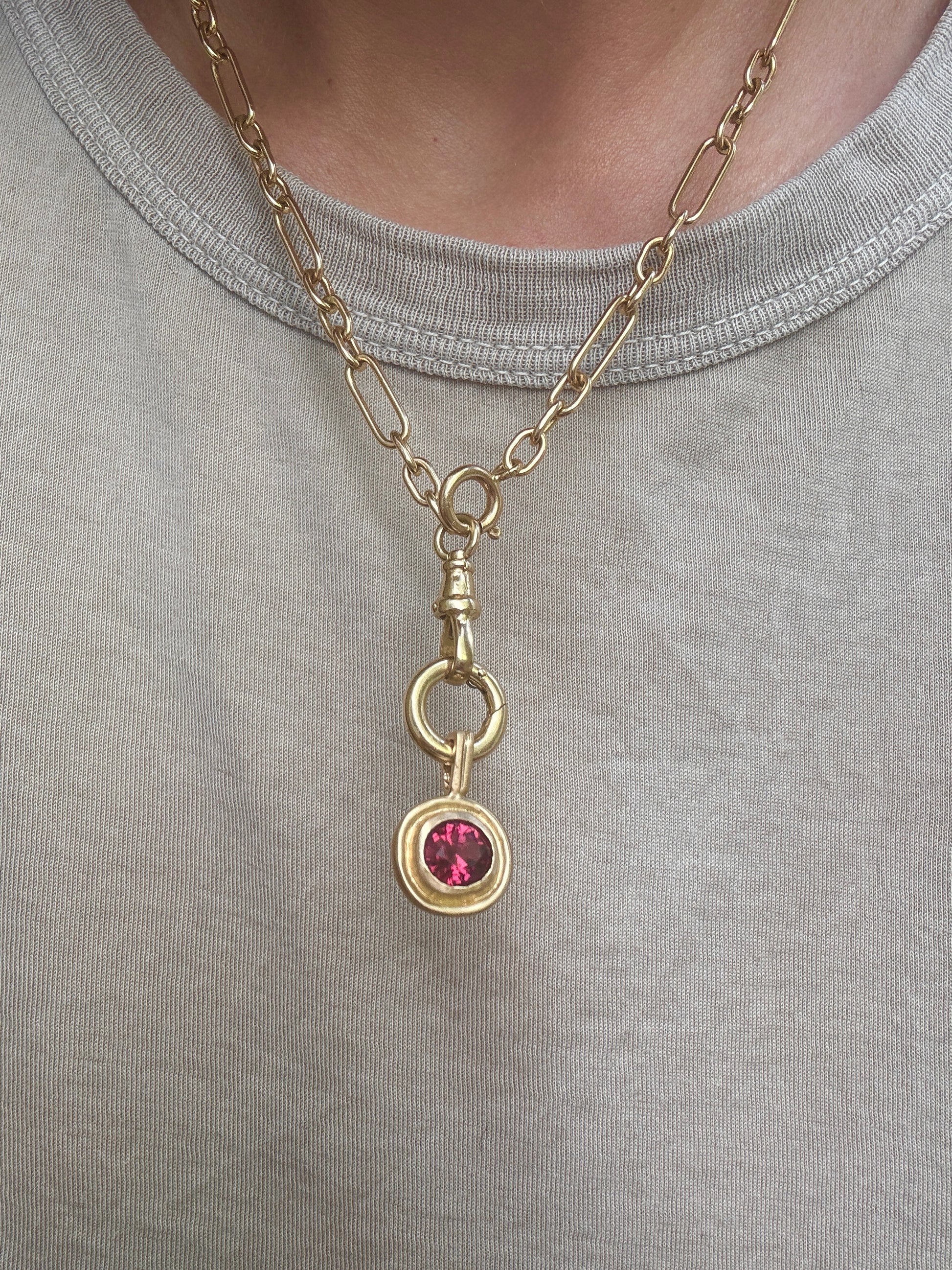 Eterna pendant: oval garnet