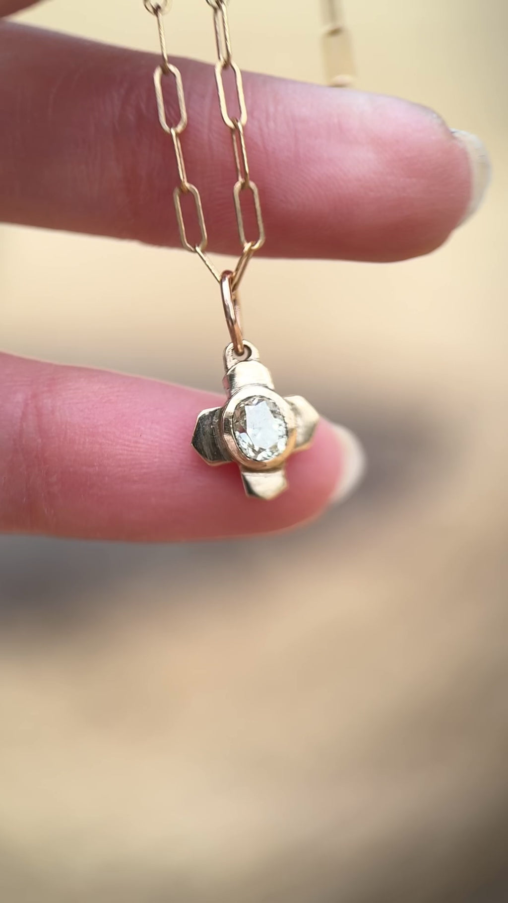 Petra pendant: diamond